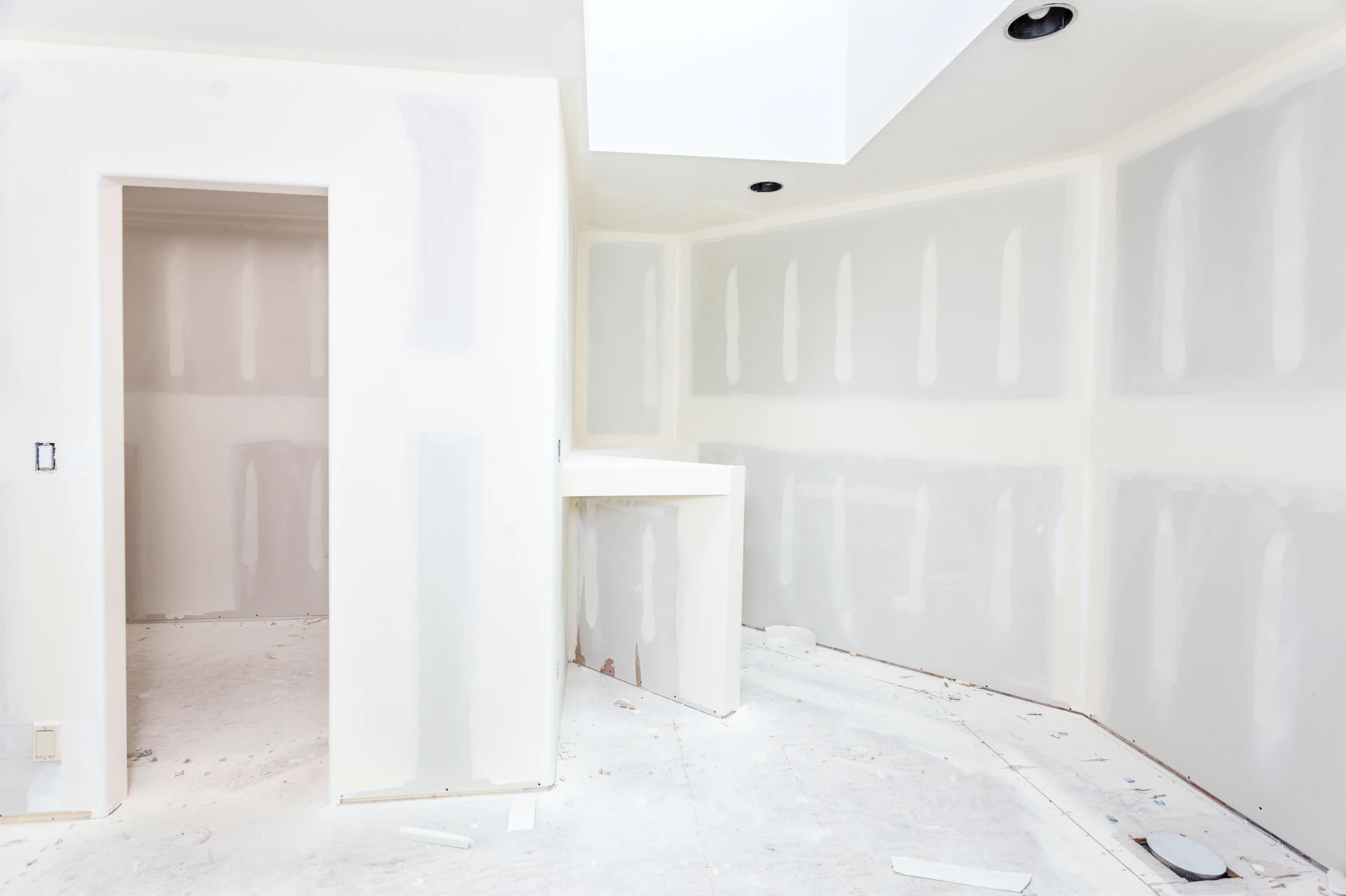 Plafond en construction avec structure de cloisons sèches partiellement terminée